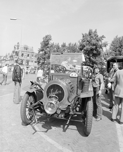 885006 Afbeelding van een Spijker-oldtimer, op het Janskerkhof te Utrecht, tijdens een evenement georganiseerd in het ...